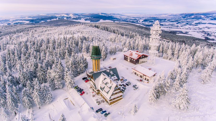 Vyhlídková věž a Kramářova chata na Suchém vrchu. Foto: Kramářova chata na Suchém vrchu