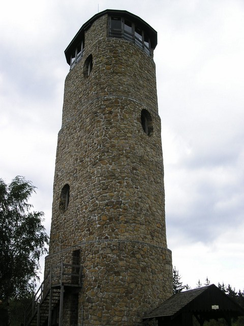Kamenná rozhledna na Brdu v pohoří Chřiby. Zdroj foto: Spolek pro podporu místních iniciativ Chřiby