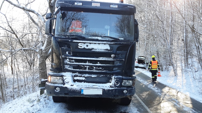 Dopravní nehoda kamionu a osobního auta