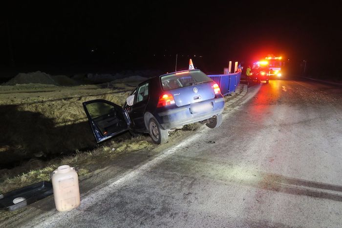 Auto narazilo do zábradlí mostu