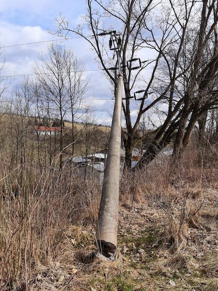 Spadaný sloup vysokého napětí