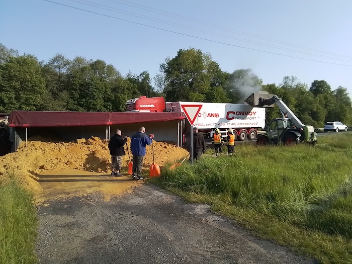 Převrácený kamion