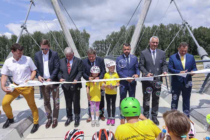 Lávka pro pěší a cyklisty přes Bečvu