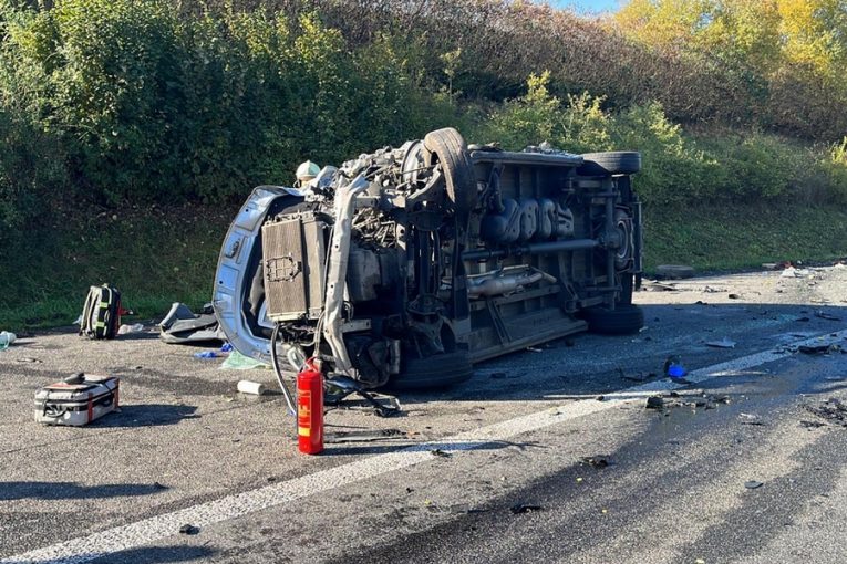 Auto zaseklé mezi náklaďáky