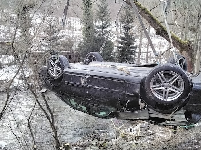 Auta skončila v řece 