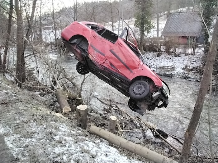 Auta skončila v řece 