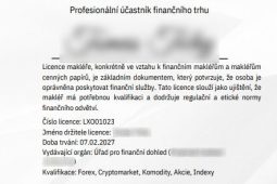 Auto se po nehodě převrátilo na střechu, jeho šofér letěl do nemocnice vrtulníkem