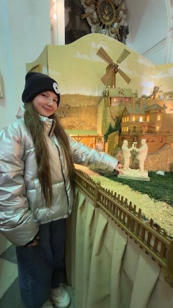 Nejmladší vnučka Pavla Nenkovského umísťuje svého dědečka s řezbářem do betlému