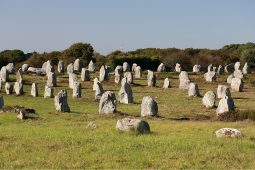 Tisíce kamenů a žádné odpovědi: Proč stojí menhiry u Carnacu?