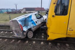 Srážka auta s vlakem na Strakonicku skončila zázrakem. Dramatická nehoda měla šťastný konec