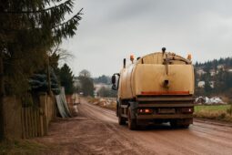 Stavba obchvatu pokračuje, občané si ale stěžují na znečištěné silnice