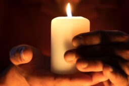 Betlémské světlo dorazí až k vám. Přijďte si pro něj se svíčkou