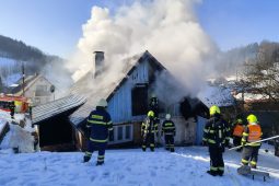VIDEO: Na Semilsku hořela chalupa, zraněnou osobu transportoval vrtulník