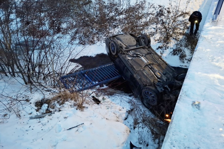 Auto vyjelo z mostu a zřítilo se do říčky, foto Hasičský záchranný sbor Olomouckého kraje 