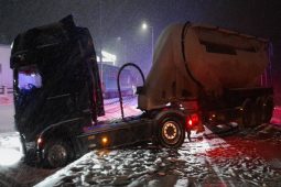 Kamiony zablokovaly D5, sníh zvýšil počet nehod v Plzeňském kraji