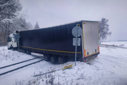 Kamion se zasekl na železničním přejezdu v Mimoni, vlaky nemohly projet