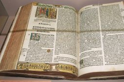 Je v Bibli ukrytý kód? Hledání skrytých poselství rozdělilo mystiky i vědce