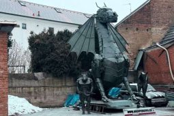 Šest metrů kovu, dračí síla a řemeslo. V Libčicích nad Vltavou vznikl obří drak