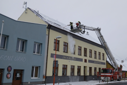 Rampouchy ohrožují chodce i auta: odpovědnost leží na majitelích domů