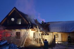 V obci Knínice na Blanensku způsobil požár střechy domu škodu dva miliony