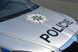 Policisté hledají svědky nehody v Rohatci: Auto narazilo do sloupu, řidič v šoku utekl