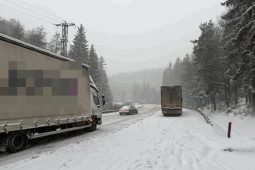 Padající led je velké nebezpečí. Nezapomínejte před jízdou zkontrolovat a očistit vozidlo 