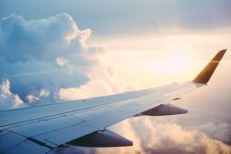 Odškodnění a bezplatná zavazadla? Poslanci EP bojují za práva cestujících v letecké dopravě