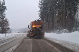 Sníh komplikuje dopravu. Silničáři nasadili dvě stovky sypačů