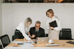 Spor o zákon o státních úřednících. Koalice mluví o snadném náboru a propouštění, opozice varuje před politizací