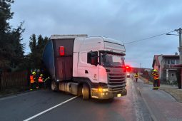 Řidič nákladního automobilu s návěsem skončil v příkopě a narazil do plotu domu