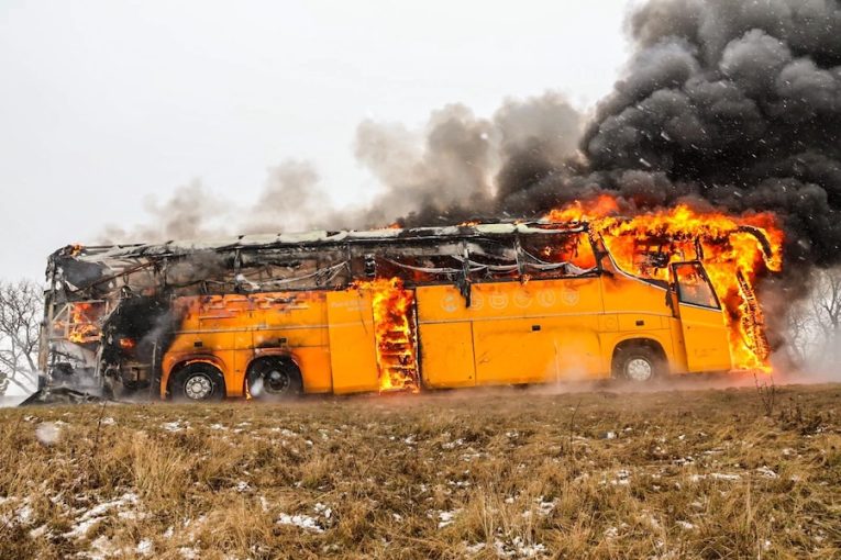 Hořící autobus