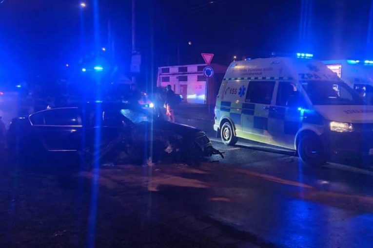 Havárie osobního auta v Pardubicích si vyžádala tři zraněné