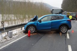 Náklaďák na ledovce smetl osobní auto a narazil do autobusu