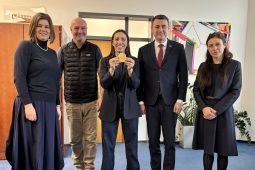 Olympijská šampionka Maděrová navštívila Liberecký kraj, od hejtmana dostala zlatý dukát