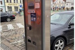 Pelhřimov zavádí novinku. Při parkování je nutné zadat SPZ vozidla