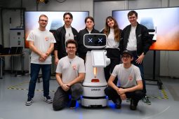 OBRAZEM: UTB má novou hvězdu! Studenti vytvořili robota, který má pomáhat i bavit