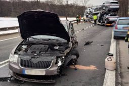 Kamion zůstal po nehodě napříč silnicí, provoz stál