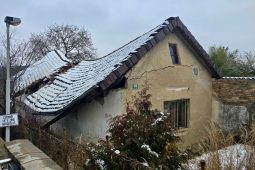 Sesunutí domu v ulici Smrková. Na místě pracovaly tři jednotky hasičů