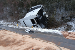 FOTO – Kamion vylétl ze silnice: Kabina se utrhla, řidič zůstal uvězněný!