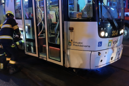 AKTUALIZACE – Žena v Plzni skončila zaklíněná pod tramvají: Bojovalo se o minuty!