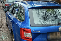 Všímavá školačka zalarmovala strážníky: Někdo vykradl auto!