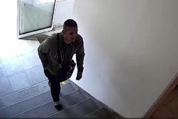 Kdo kradl ve firmě? Pomozte zjistit, kdo je muž na fotografiích