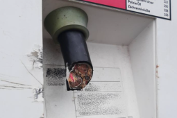 Zničil nabíjecí stanici pro elektromobily. Policisté jej dopadli