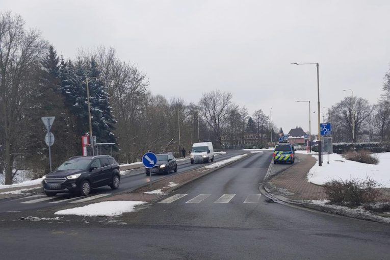 Bílé auto srazilo na přechodu v České Lípě dívku. Po řidiči, který ujel, pátrá policie 