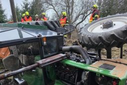 Traktor i s přívěsem se převrátil u Frýdlantu, vyprostili ho až hasiči