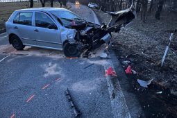 Vážná nehoda tří aut uzavřela komunikaci na Liberecku, šest lidí se zranilo