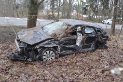 Dvě auta na střeše během jednoho dne na I/13. Dva těžce zranění, škoda přes milion