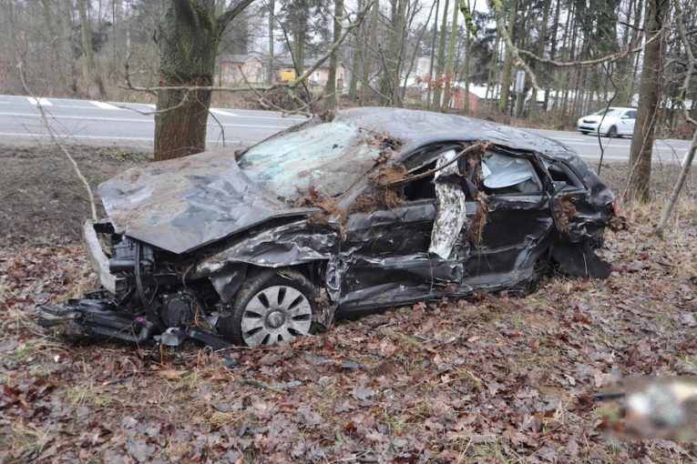 Dvě auta na střeše během jednoho dne na I/13. Dva těžce zranění, škoda přes milion