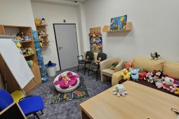 Méně stresu, více bezpečí: Policie v České Lípě otevřela novou výslechovou místnost pro děti