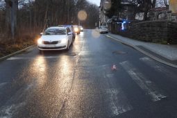 Auto srazilo ženu na přechodu v Liberci. Policisté hledají svědky nehody